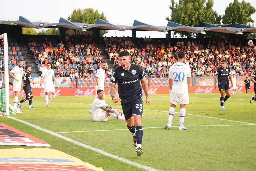 Florentín se llena la boca de gol tras abrir el marcador para Independiente Rivadavia, que es más puntero que nunca. 