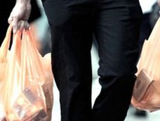 Desde mañana hipermercados y supermercados no podrán vender bolsas plásticas.