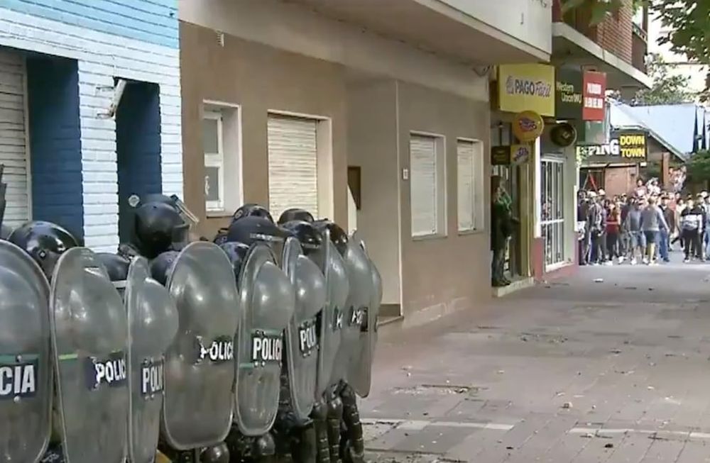 Incidentes en Miramar durante una manifestación de familiares y amigos de un chico asesinado por un policía.