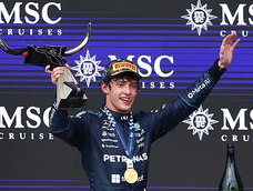 Kimi Antonelli de Mercedes posa en el podio este domingo, al ganar el Gran Premio de Estados Unidos.