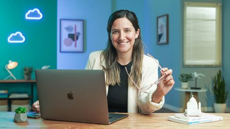 Camila Manera asesora a grandes empresas y startups y brinda charlas. Está convencida de que la IA no reemplaza la creatividad, sino que puede potenciarla. | Foto: gentileza