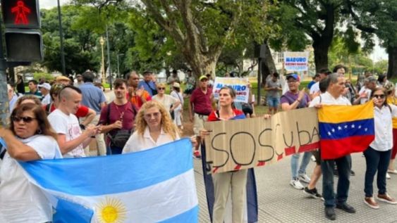 Nicolás Maduro escapa de los crímenes de lesa humanidad que hoy están siendo investigados en la Corte Penal Internacional, aseguró un manifestante. Foto: @Gbastidas / Twitter.