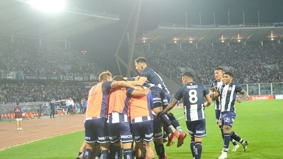 Todos trepados a una ilusión. Talleres se impuso 2-0 a Atlético Tucumán y quedó a un punto de River en la Liga Profesional. (Javier Ferreyra)