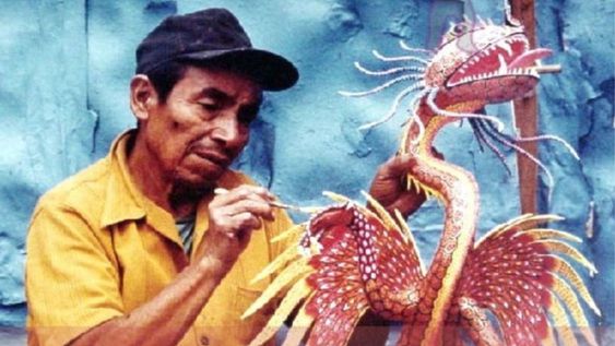 El artista se volvió experto en la técnica de papel maché a los 12 años.