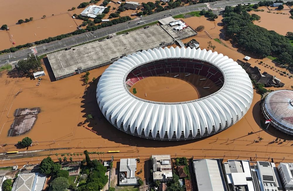 Las inundaciones del sur de Brasil han dejado un saldo catastrófico en la región y la producción mendocina se presenta como una solución. - (AP Foto/Carlos Macedo)