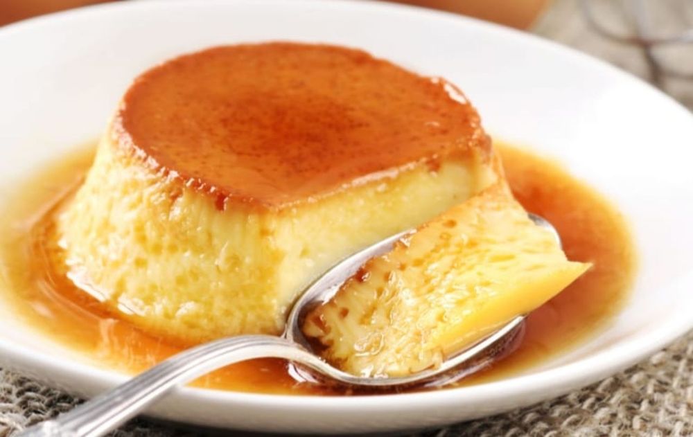 También existe la posibilidad de servirlo con crema batida sin azúcar o preparar la receta en moldes individuales.