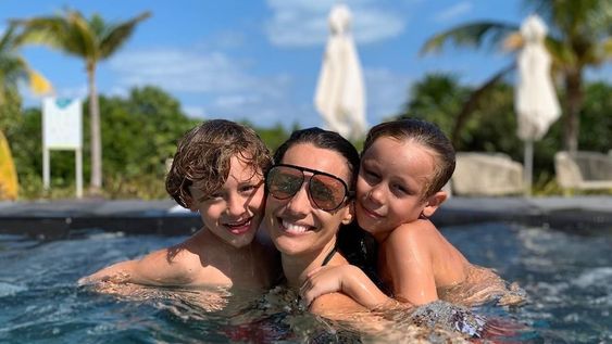 El tierno video de Pampita saludando a sus hijos a la distancia