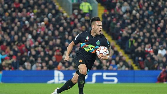 Lautaro Martínez le metió un golazo al Liverpool para darle vida al Inter, pero no alcanzó. / Gentileza.