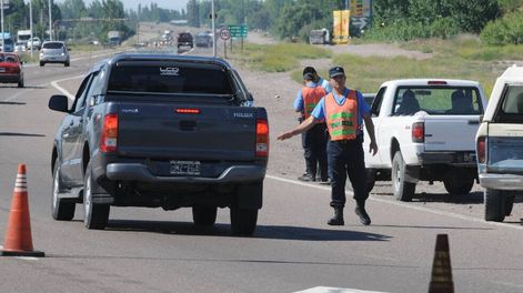 La normativa delega formalmente en los municipios la emisión de licencias, establece auditorías provinciales y reconoce la validez de documentación digital en controles viales.
