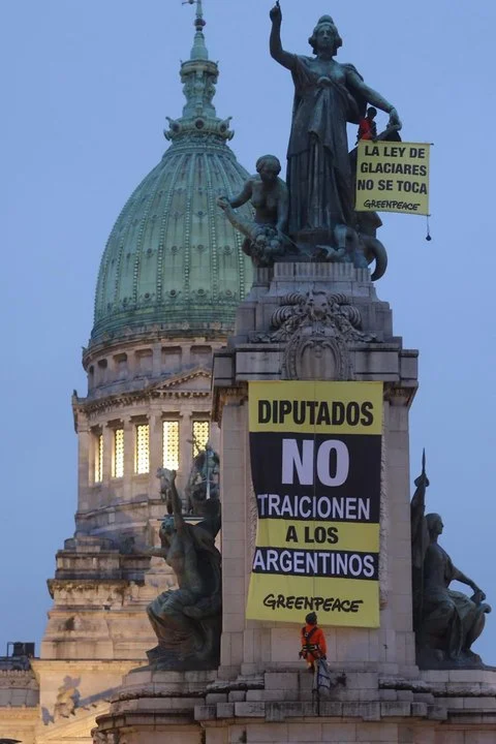 Las banderas que colgaron frente al Congreso de la Nación. 