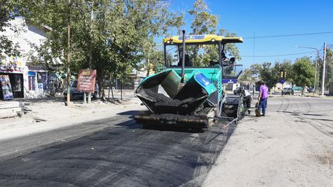 Carril Godoy Cruz: con componentes de última generación continúa el asfaltado de un nuevo tramo