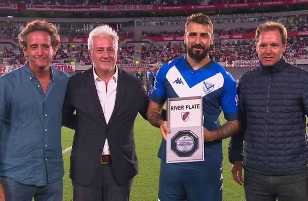 El Oso volvió al Monumental, los hinchas lo aplaudieron y con un cantito recordaron sus goles en la final contra Boca: “El que no salta murió en Madrid”. / Gentileza.