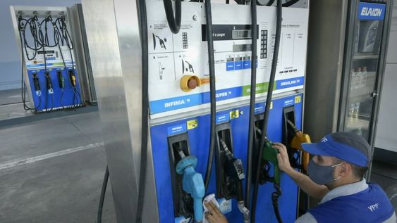 Los trabajadores de la educación y de la salud podrán obtener descuento a la hora de cargar combustibles. Foto  : Orlando Pelichotti/ Los Andes