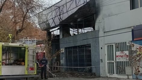 Los Andes | Vigilia de los bomberos tras el incendio en Zapata Goma.