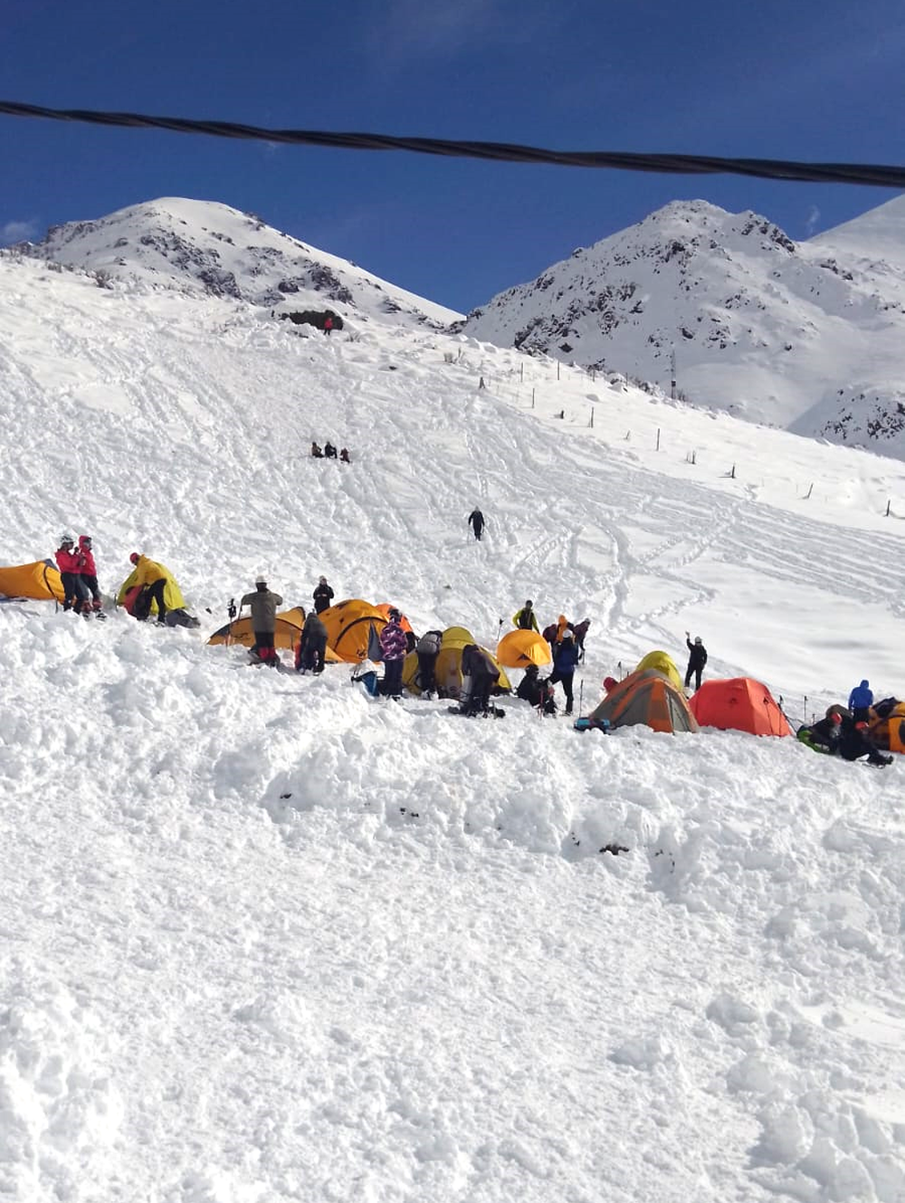 Rescatarona a monta&ntilde;istas que quedaron varados por la acumulaci&oacute;n de nieve.&nbsp;