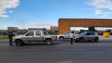 Caos y peligro: nuevo accidente en el ingreso a dos barrios donde los vecinos piden urgente una solución