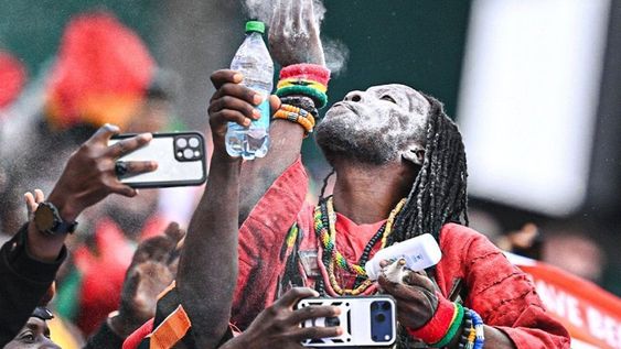 El brujo de Ghana Nana Kwaku Bonsam.