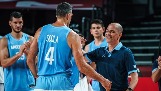 Sergio Hernández junto a Scola, en uno de los momentos de mayor emoción de Tokio. (Gentileza Fiba).