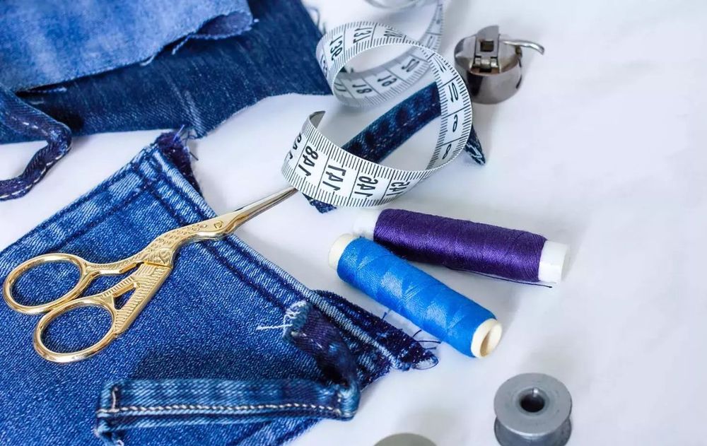 Tus jeans rotos y gastados, conviértelos en esta idea súper útil. Tus jeans rotos y gastados, conviértelos en esta idea súper útil.