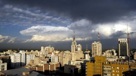 El día que podamos salir todos veremos una ciudad prolífica de habitantes que pugnan por vivir en el mismo lugar donde viven dos millones de personas que pugnan por lo mismo.