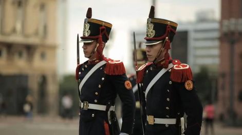 Los Andes | Todas las mañanas, siete granaderos marchan desde la Casa Rosada hacia la Catedral de Buenos Aires y dos de ellos se quedan montando guardia en el mausoleo de San martín. cada dos horas, la guardia cambia. Hay versiones que sostienen que se debe a 7 grana