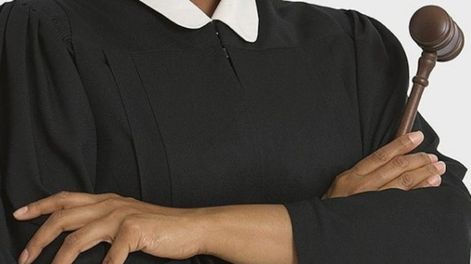Esta túnica puede considerarse entonces como el vestido oficial de la justicia a similitud del uniforme en los militares o el guardapolvo de médicos, docentes y alumnos.