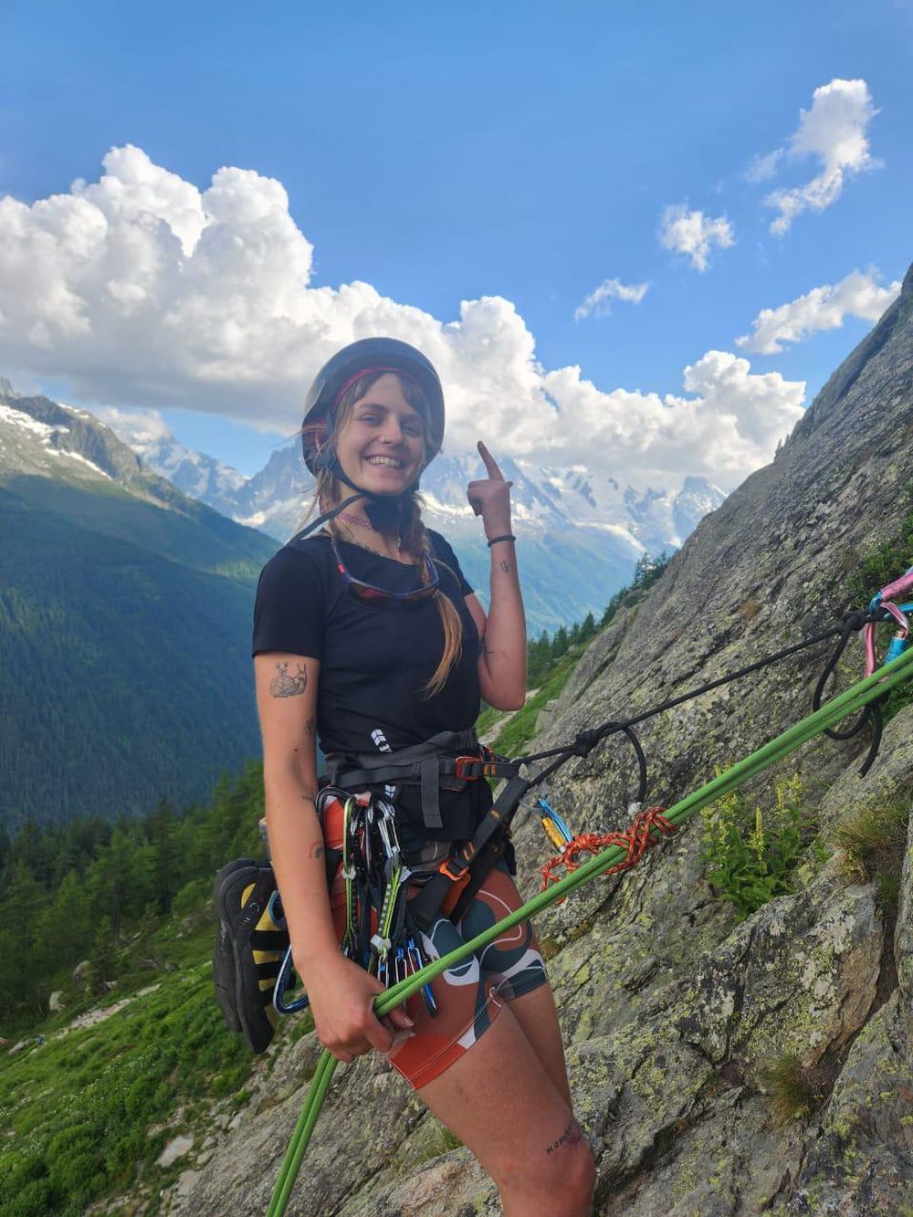 Dejó todo, se fue a trabajar a un centro de esquí en Francia y recorre el mundo entre las montañas y la bici