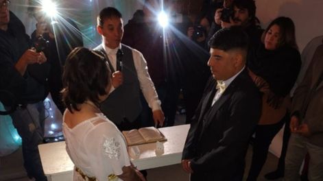 Una boda solidaria emociona a Neuquén: pareja en situación de calle se casó en un parador nocturno. &nbsp;