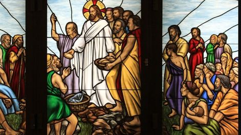 l ver el signo que Jesús había hecho, decía: Éste es, en verdad, el profeta que habría de venir al mundo. Pero Jesús, sabiendo que iban a llevárselo para proclamarlo rey, se retiró de nuevo a la montaña, él solo.