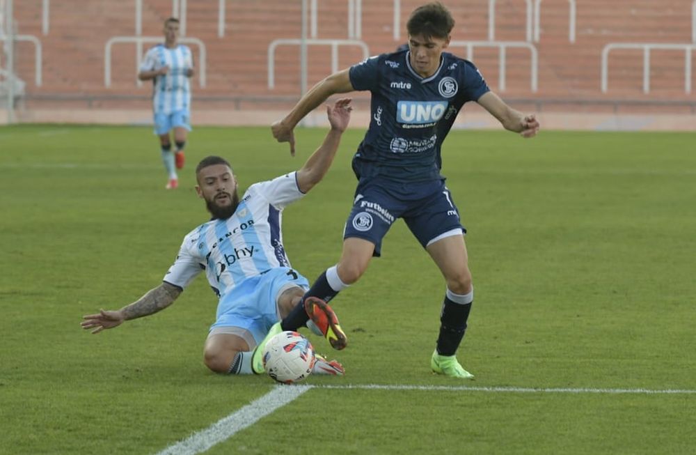 El momento en el que Jonás Aguirre le comete infracción a Lucas Ambrogio fuera del área y que el árbitro cobró como penal / Orlando Pelichotti.