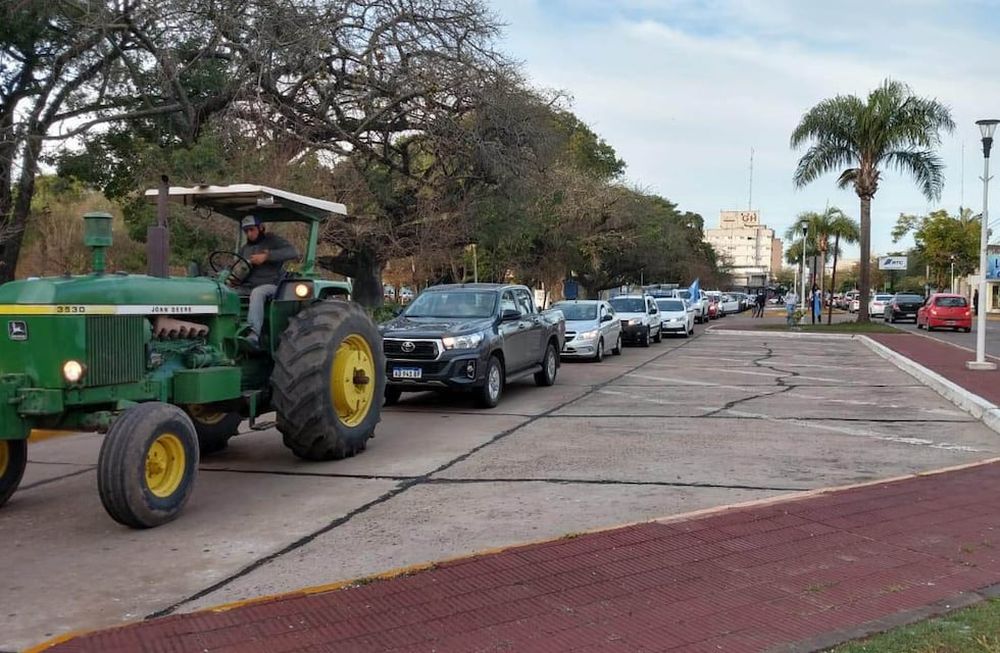 Mañana caliente. Ayer la caravana se desplazó desde Avellaneda (pueblo dónde tiene una sus sedes Vicentin) hasta Reconquista. Gentileza Avellaneda24