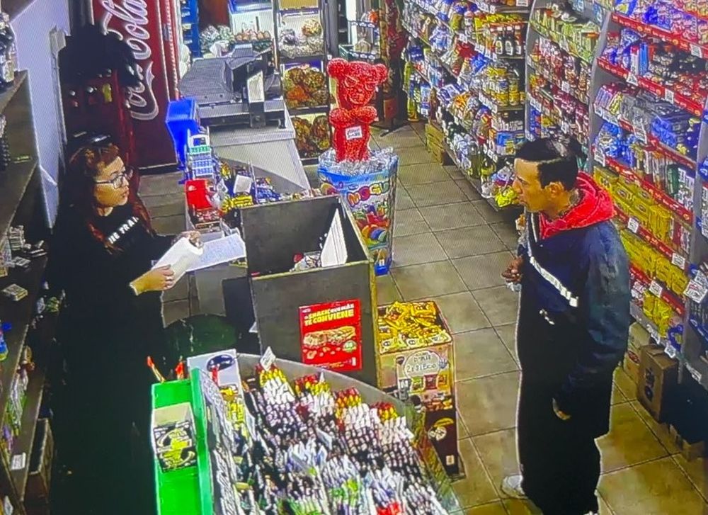 Detuvieron al delincuente que fingió ser cliente, golpeó violentamente a una joven y quedó grabado. Foto: Captura video