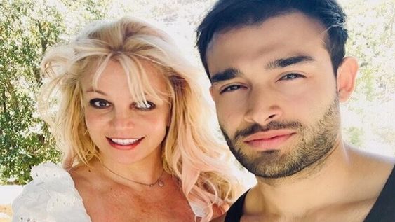 Britney Spears anunció su casamiento con Sam, su novio y entrenados personal