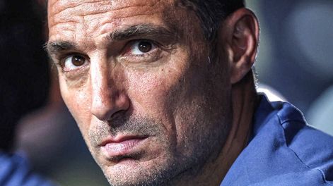 Lionel Scaloni se rindió una vez más a los pies de sus jugadores. Emocionado, abandonó la entrevista de FIFA.&nbsp;