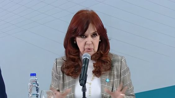 Cristina Fernández de Kirchner encabezó hoy una clase en la Universidad Nacional del Oeste, en Merlo, y criticó la gestión económica de Javier Milei. Foto: Captura de video