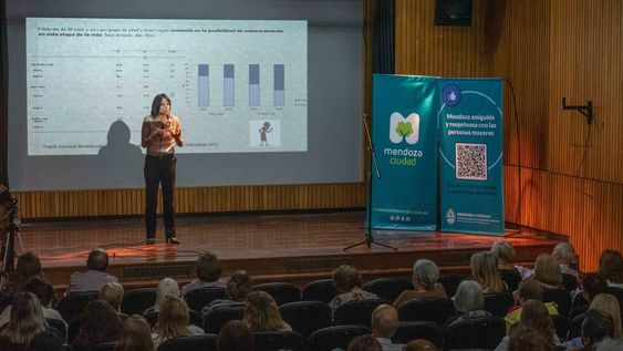 Con el microcine lleno, se celebró la charla “Cambios en los vínculos, el mito de la soledad y vejez”