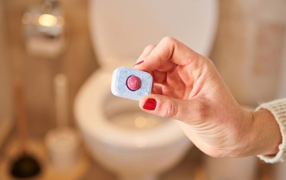 Llamativamente es un limpiador potente que puede utilizarse en diferentes superficies del baño.