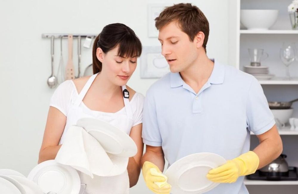 “Los ayudadores”, la campaña que muestra que las mujeres cargan con lo doméstico mientras los varones “ayudan”