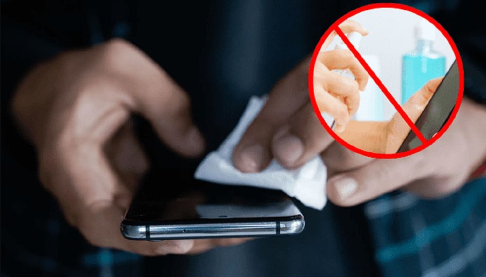 Al detectar polvo o suciedad en el orificio, es tentador querer limpiarlo de forma casera. Sin embargo, utilizar objetos punzantes o metálicos puede empujar residuos hacia adentro o dañar los delicados componentes del micrófono.