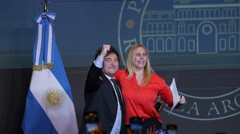 Los Andes | Javier Milei desde el búnker de La Libertad Avanza, tras el triunfo en el balotaje. (Gentileza Clarín)