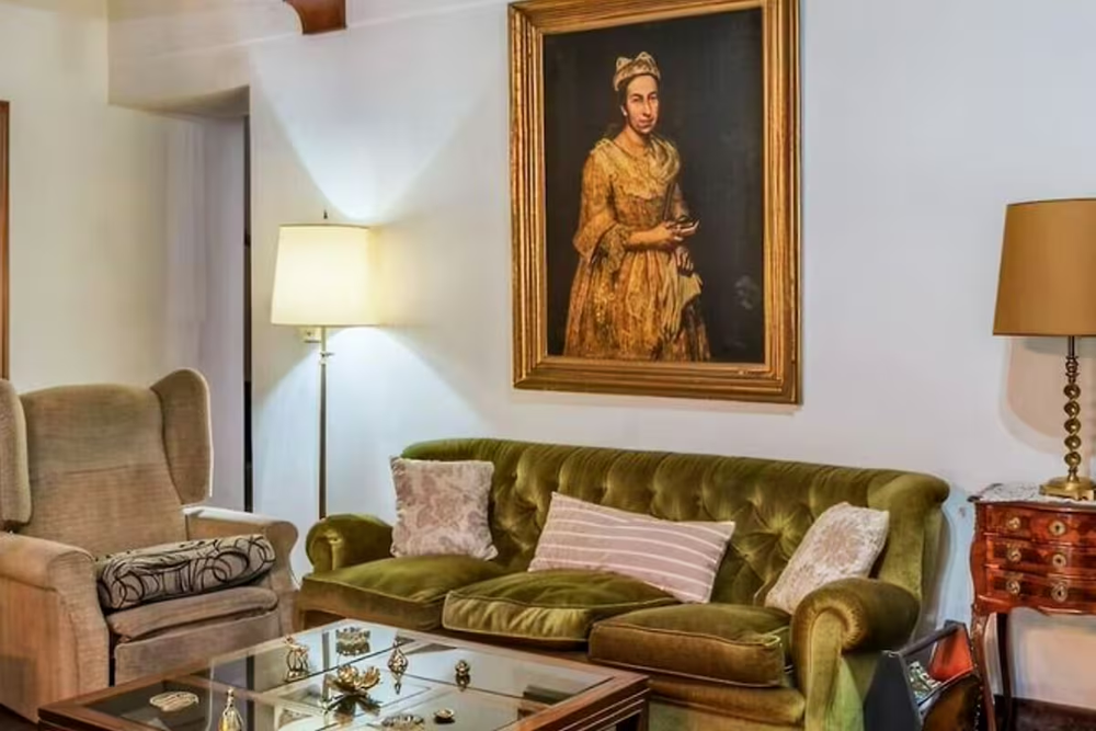 La foto de una publicación inmobiliaria donde se observa la pintura de Ghislandi.