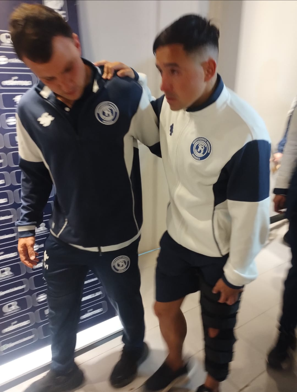 El defensor de Independiente Rivadavia, Luciano G&oacute;mez, se retir&oacute; caminando del estadio, apoyado en un integrante del cuerpo m&eacute;dico, luego de que se confirmara la gravedad de la lesi&oacute;n que sufri&oacute; en la rodilla izquierda durante el partido ante Tigre.