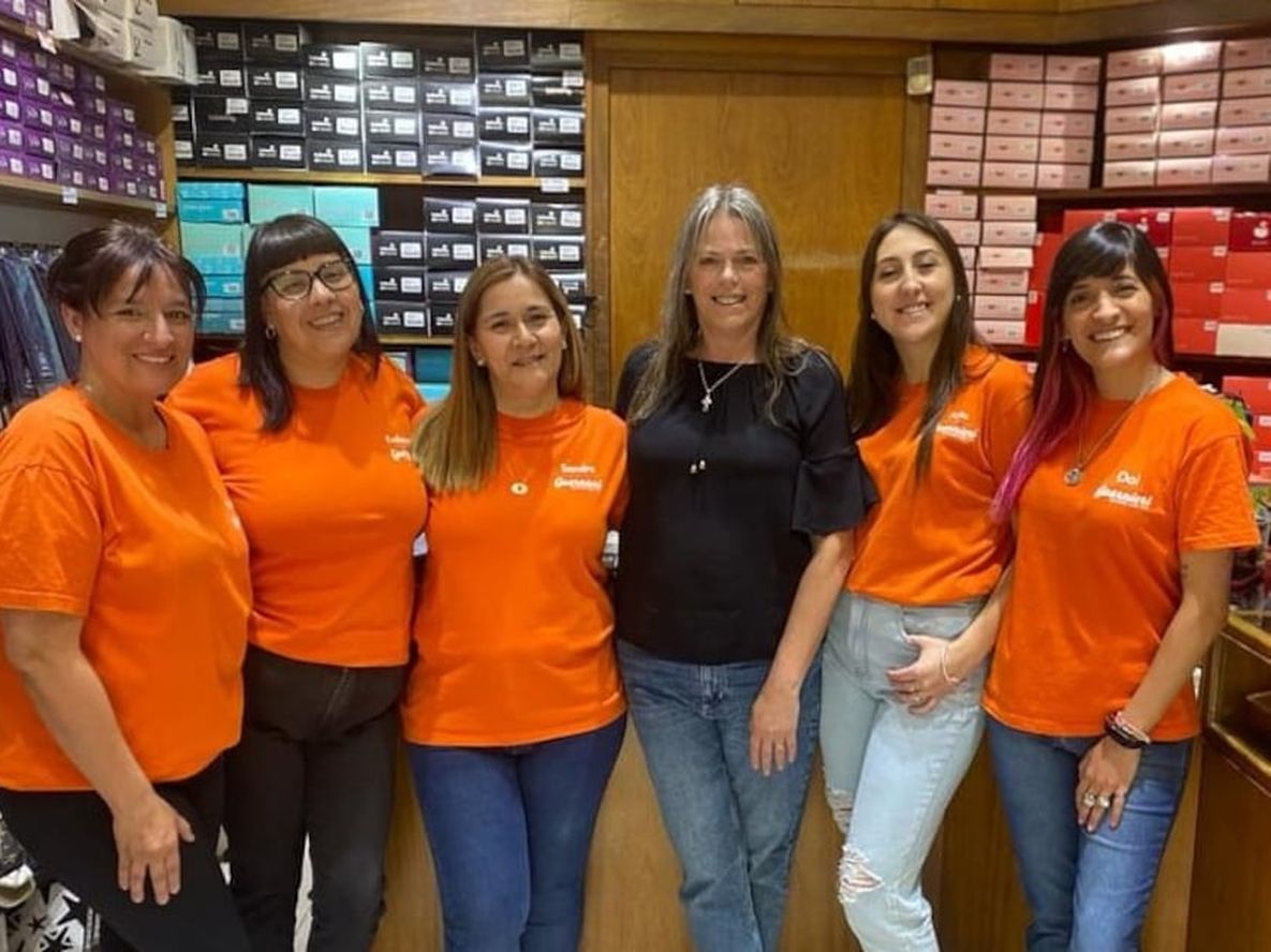 El equipo a pleno de la casa central, de izquierda a derecha Carina, Débora, Sandra, Carolina Vila (actual líder del emprendimiento famliar), Antonella y Daiana.