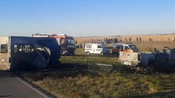 Trágico accidente en Córdoba: una combi que transportaba jugadores de fútbol chocó de frente y dejó cinco muertos. Gentileza Diario Río Tercero