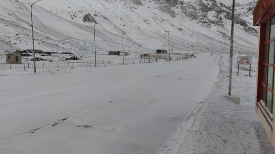 Alerta amarilla por viento Zonda en algunos sectores de Mendoza y nevadas en alta montaña.