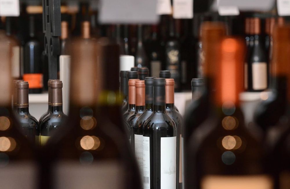 Las ventas de vinos en supermercados, hipermercados y autoservicios crecieron en el primer semestre, mientras el resto de las bebidas alcohólicas cayeron. Foto: Los AndesVINO VINOTECA TINTO CHAMPAGNE ESPUMANTE TINTO MALBEC VARIETAL BOTELLAS VINERIA WINEFoto: Gustavo Rogé