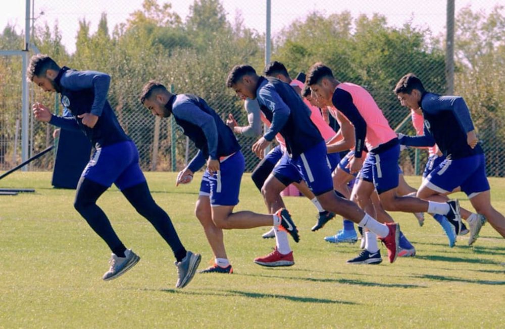 Corre, Tomba. Ojeda, Silva, Colmán y Ramírez encabezan el grupo durante el trabajo físico. El plantel de Méndez sabe que se juega una final el domingo en Santa Fe. / Gentileza Prensa CDGAT.
