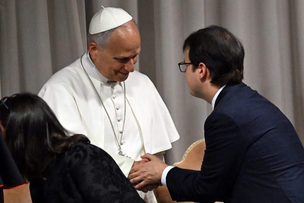 El papa León XIV junto a Christopher Olah, cofundador de Anthropic, durante la presentación de la encíclica Magnifica Humanitas