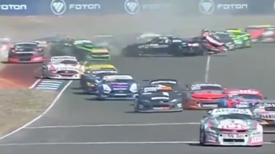 Final caliente en el TC: choque múltiple y abandono masivo en Neuquén.