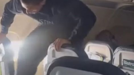 Los Andes | Un pasajero descargó su furia contra su asiento y acabó detenido en Los Ángeles (Foto: captura video)
